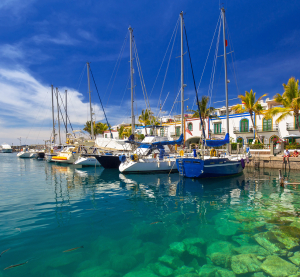 Segelboote im Hafen von Puerto de Mogán, Gran Canaria.