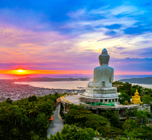 Großer Buddha von Phuket mit Blick auf Stadt und Meer bei Sonnenuntergang, Thailand.