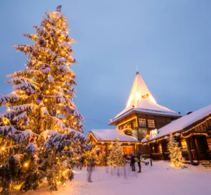 Schneebedeckte Hütte des Weihnachtsdorfes Rovaniemi mit schneebedeckter Tanne 
