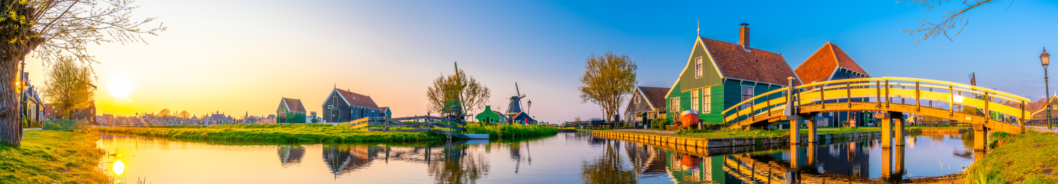 Holländisches Landschaftspanorama des Windmühlendorfes Zaanse Schans in den Niederlanden