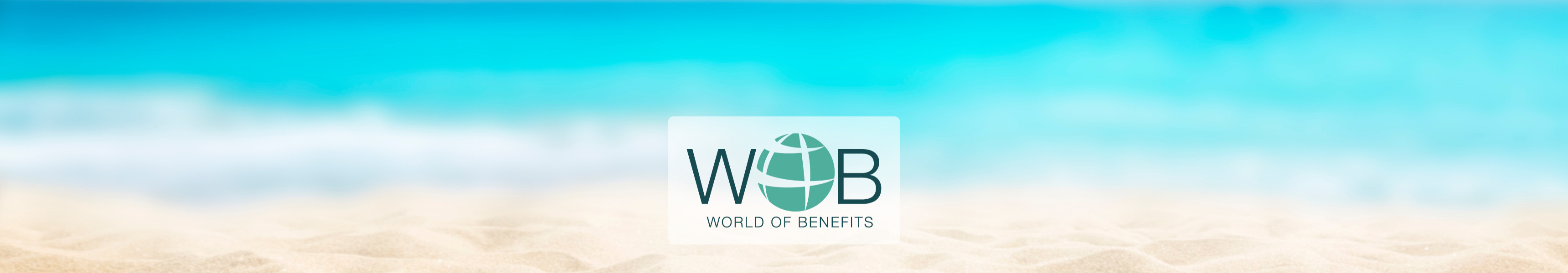 Unscharfer Sandstrand mit türkisfarbenem Meer und Logo „WOB – World of Benefits“ in der Bildmitte.