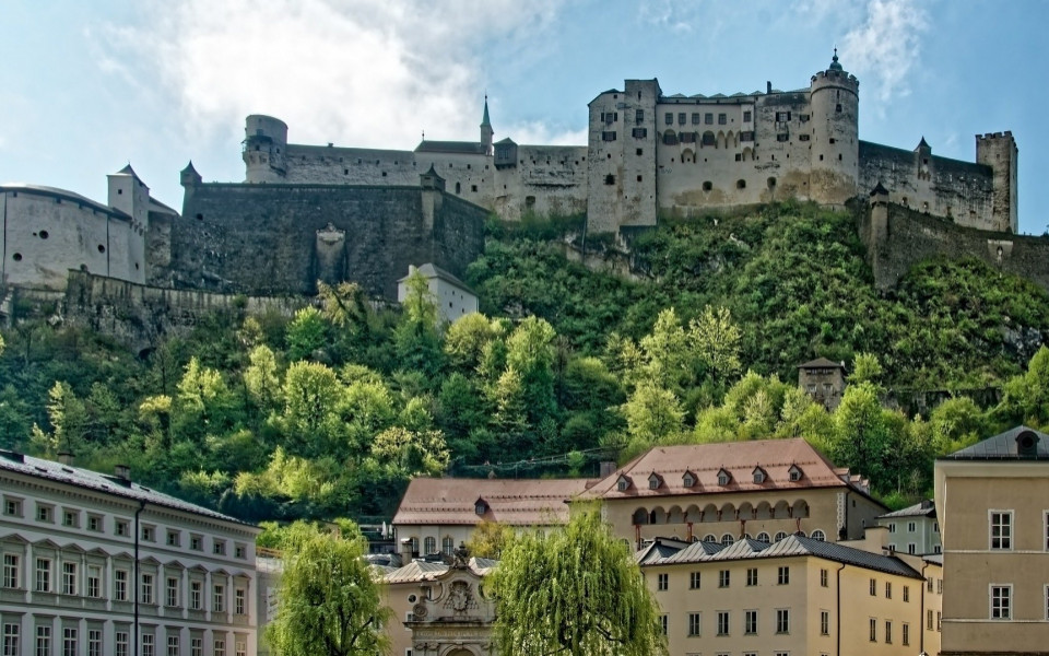Festung Hohensalzburg über der Altstadt von Salzburg im Salzburger Land.