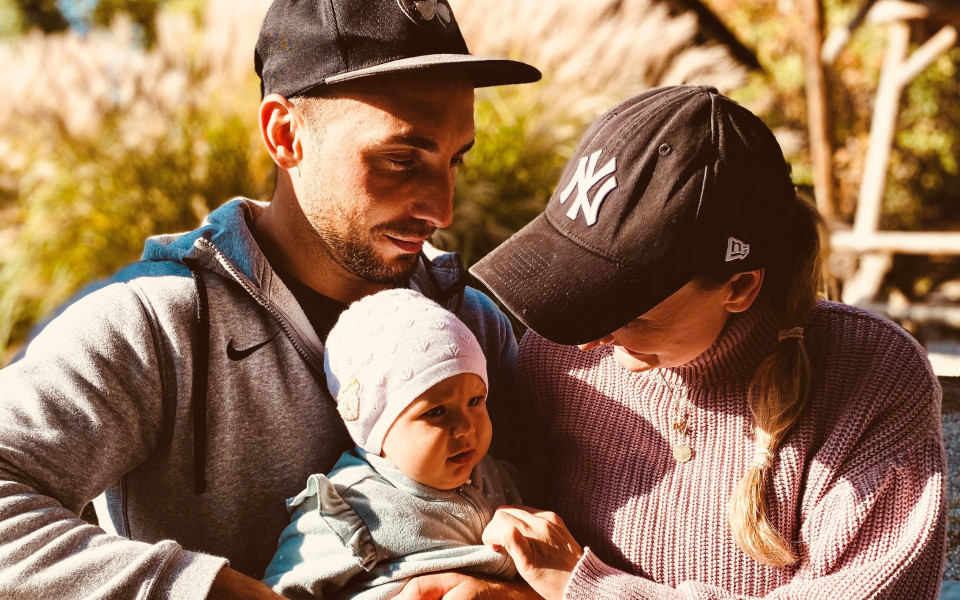 Mutter und Vater mit Baby im Urlaub