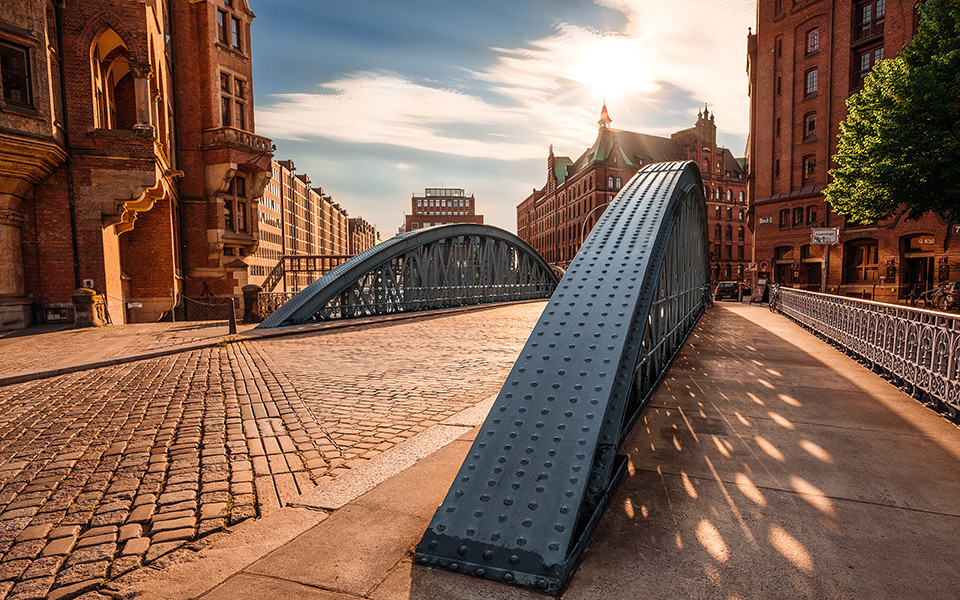 Stahlbrücke in der Speicherstadt von Hamburg bei Sonnenuntergang.