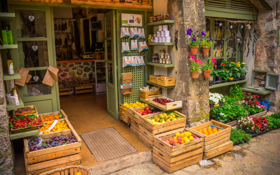 Traditioneller Ledermarkt in Inca auf Mallorca mit handgefertigten Lederwaren, rustikaler Marktatmosphäre und regionalen Produkten in einer charmanten Gassenkulisse.