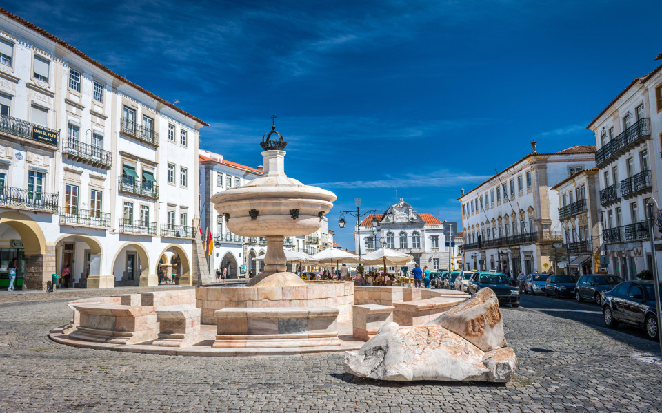 Place de Praça do Giraldo in Evora, einer der schönsten Städte Portugals