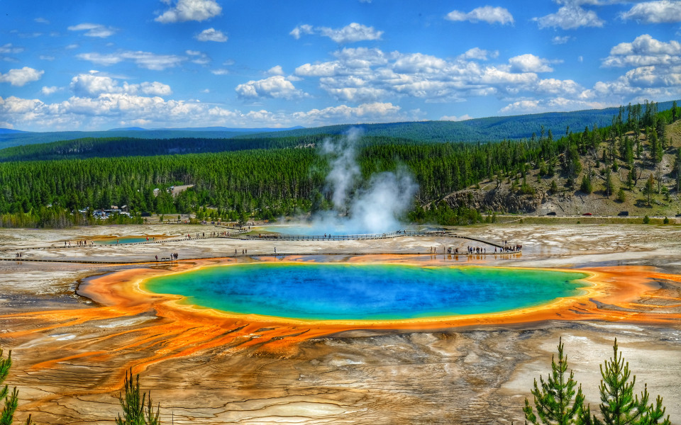 Die Grand Prismatic Spring im Yellowstone-Nationalpark (die größte heiße Quelle in den Vereinigten Staaten und die drittgrößte der Welt)