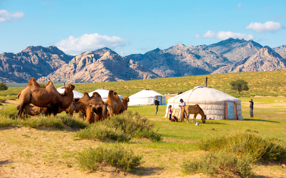 Mongolisches Zelt in der Nähe der Landschaft der Kleinen Gobi