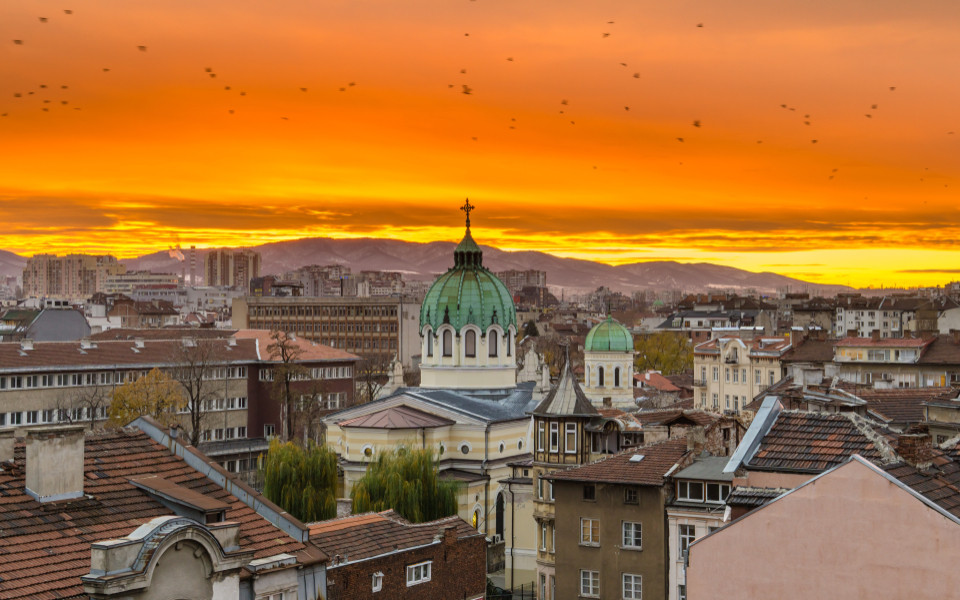 Wunderschöner Sonnenuntergang über dem Tempel St. St. Cyril und Methodius vor der Kulisse des Vitosha-Berges in Sofia, Bulgarien