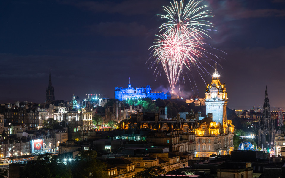 Spektakuläres Feuerwerk über Edinburgh Castle, das die historische Skyline der schottischen Hauptstadt in festlichem Glanz erleuchtet.