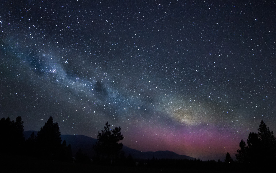 Milchstraße und Aurora australis im Aoraki Mt. Cook Dark Sky Reserve auf Neuseeland zum Silvesterabend. 