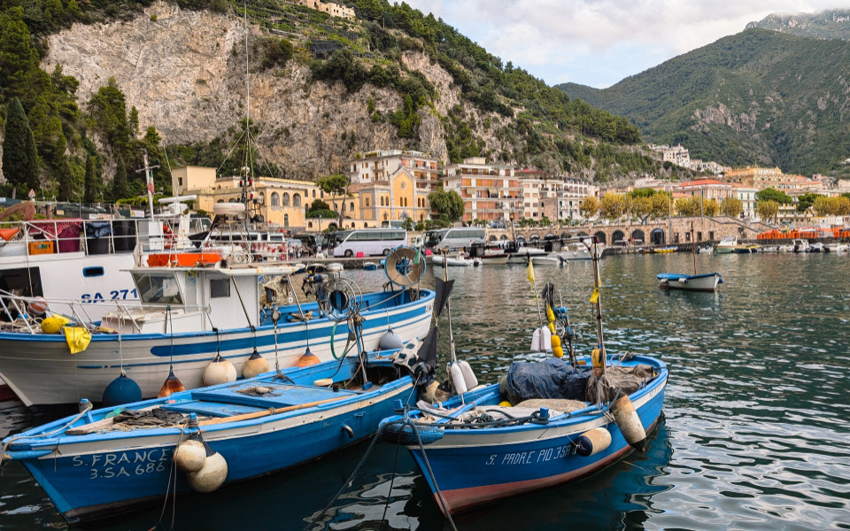 Kleine Boote am Hafen von Amalfi an der Amalfiküste