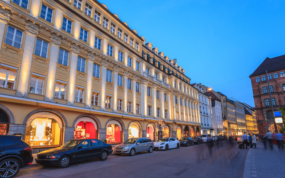 Maximilianstraße in München mit Luxusboutiquen bei Dämmerung