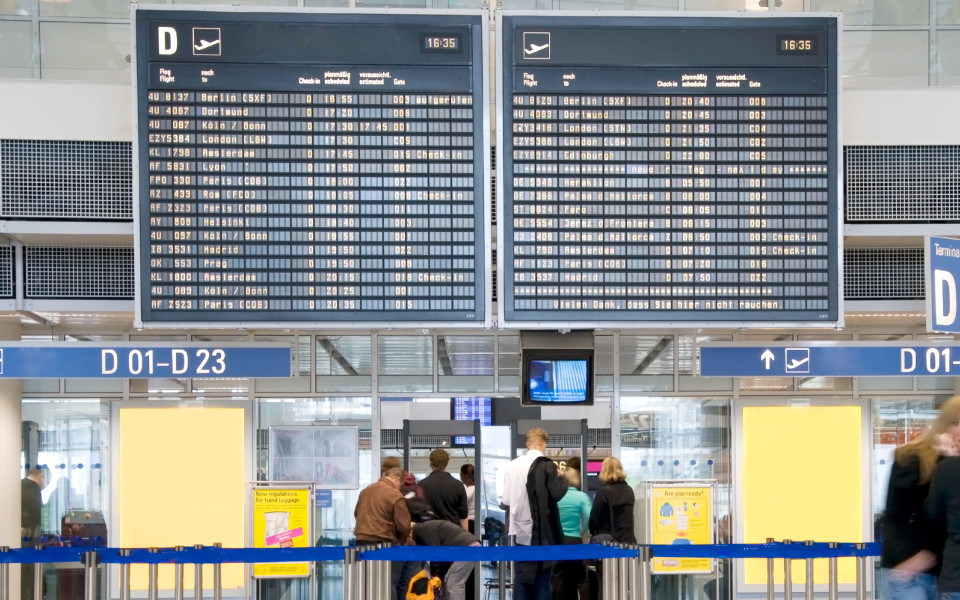 Tafel mit allen Abflügen am Flughafen vor den Gates 