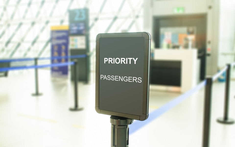 Schild für den bevorzugten Passagierbereich des Flughafens