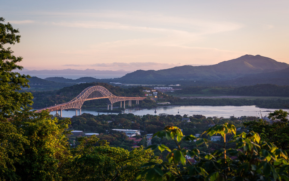 Brücke auf dem Panama-Kanal in Panama bei Sonnenuntergang