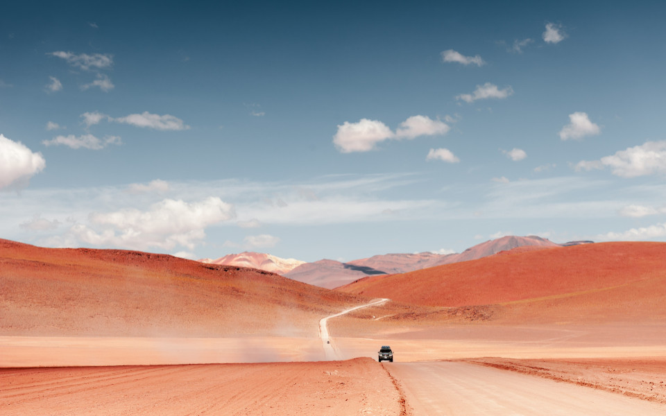 Geländewagen fährt auf dem Altiplano-Plateau in der Wüste Boliviens
