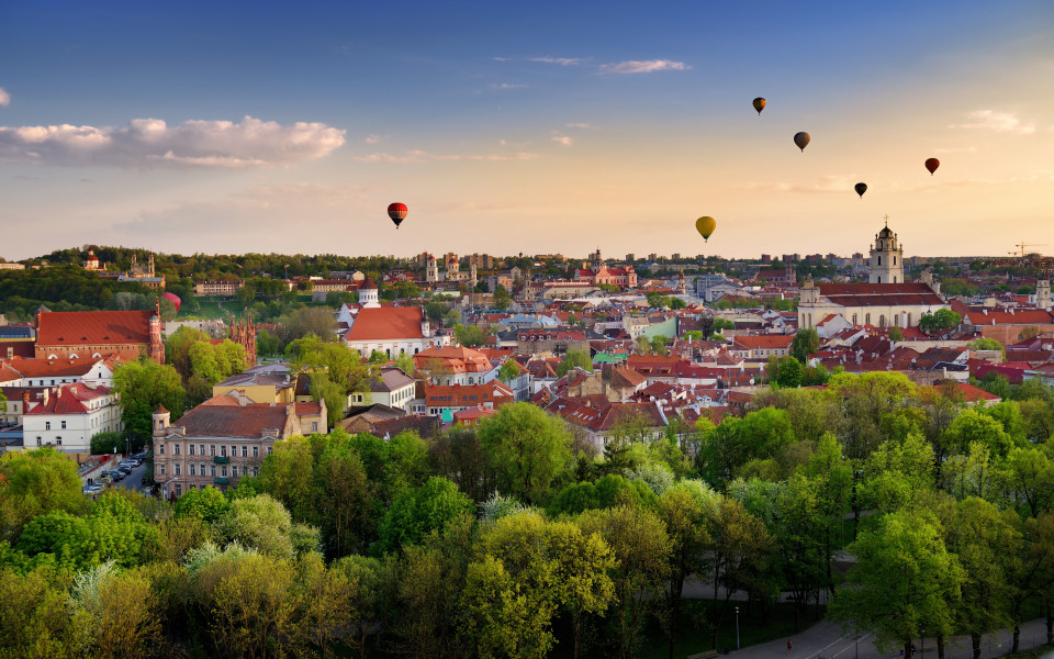 Wunderschönes Panorama der Altstadt von Vilnius mit Heißluftballons am Himmel