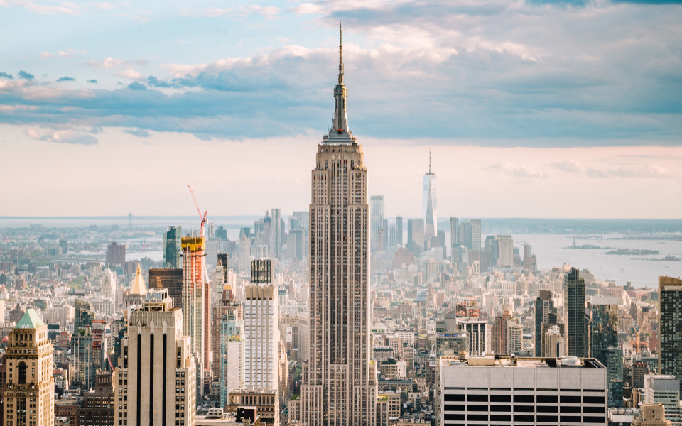 Nahaufnahme des Empire State Building und der Skyline von New York an einem wunderschönen Tag mit blauem Himmel