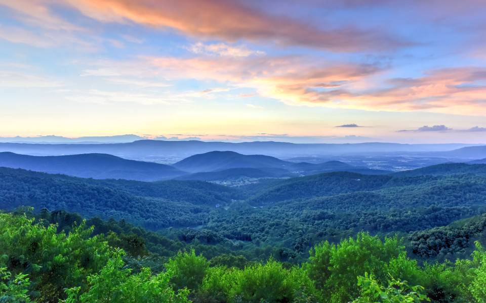 Die Weite des Shenandoah-Nationalpark in Virginia an der Ostküste der USA bei Sonnenuntergang 