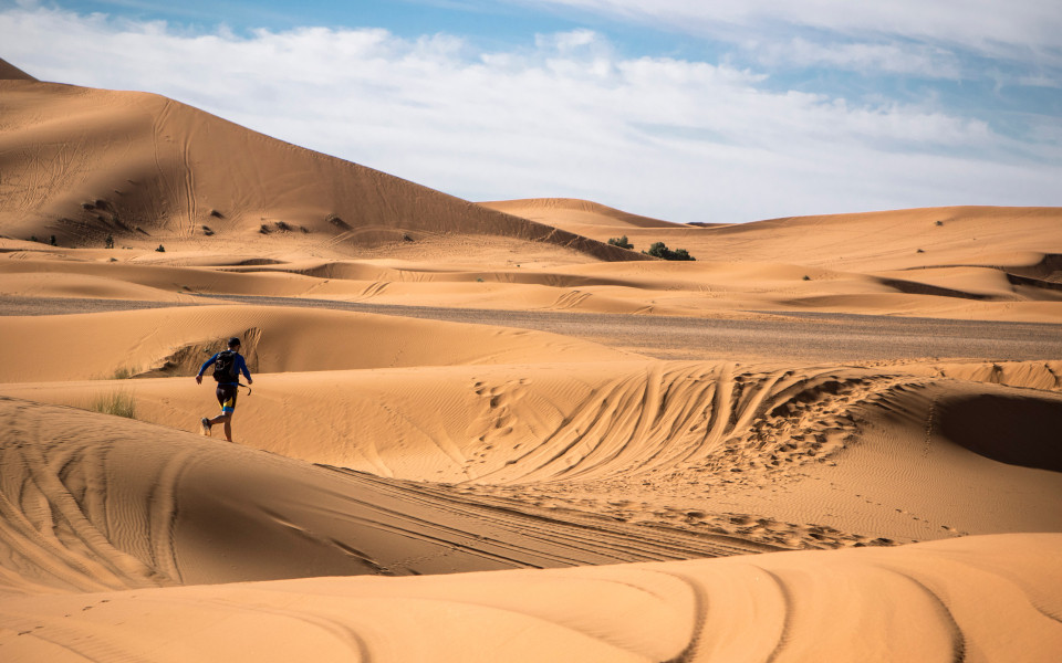 Korridor durch die Wüste und die Dünen von Marruecos und Merzouga