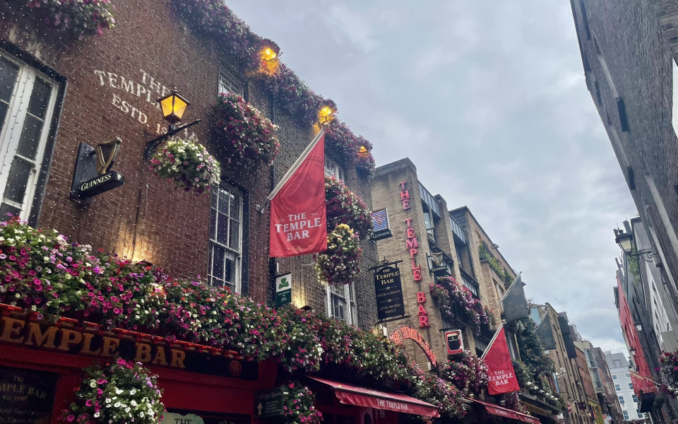 Außenansicht der berühmten Temple Bar in Irland