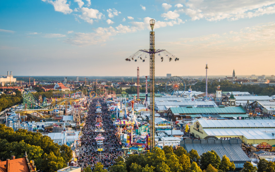 Oktoberfest in München mit Blick auf Festzelte und Fahrgeschäfte