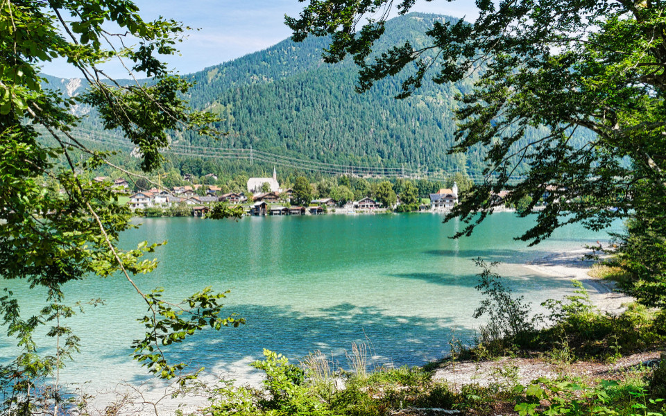 Badestrand am t&uuml;rkisfarbenen Walchensee mit Blick zum Herzogstand  