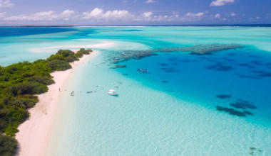 Weißer Sandstrand und Meer