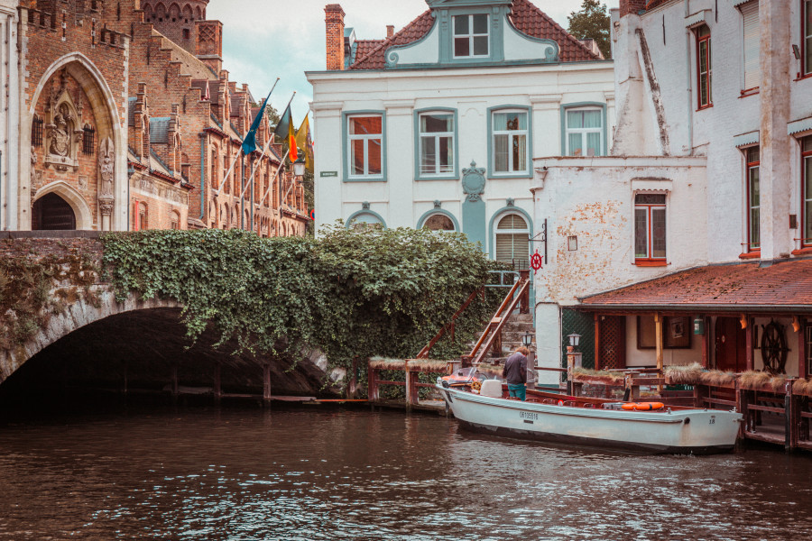 Alte Gebäude und Bauwerke am Kanal in Brügge, Belgien 