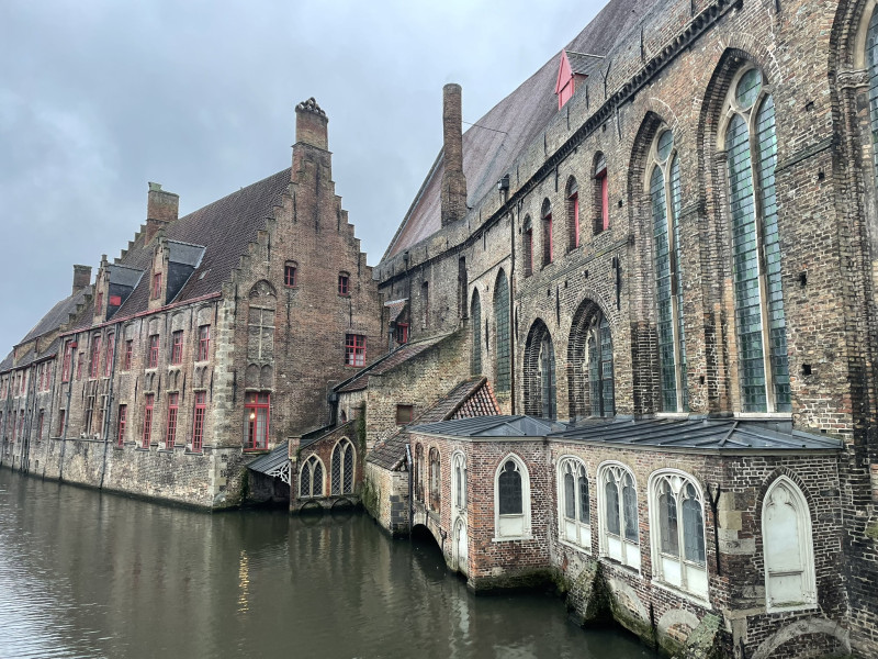 Alte Bauwerke und Gebäude in Brügge direkt am Kanal
